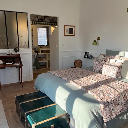 Les 3 Contes Oda ve Kahvaltı Vallabrix